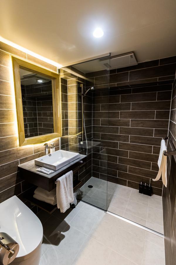 Hotel Silverhorn Миоко Екстериор снимка